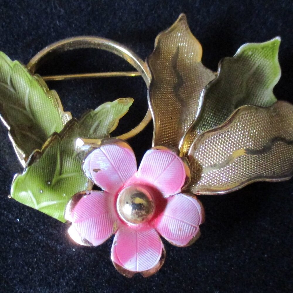 Vtg Cathe Textured Pink Flower w/Green & Gold Tone Leaves Brooch/Pin 2.5" x 2"